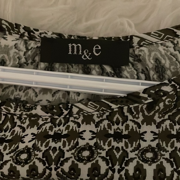 M&E light top in white green and black with cap sleeve 100% rayon size medium - Picture 3 of 3